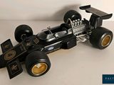 une maquette de voiture de course posée sur une surface blanche