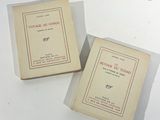 deux livres posés sur une table