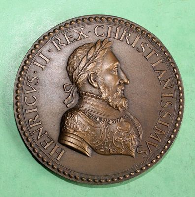 an image of a bronze coin with a man ' s head on it