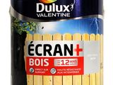 un pot de peinture avec une clôture en bois en arrière-plan