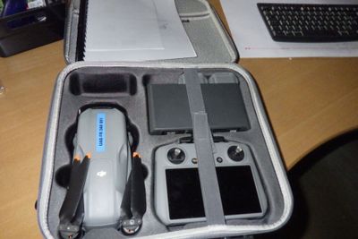 un boîtier contenant une télécommande et d'autres composants électroniques