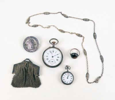 un grand nombre d'objets posés sur la table