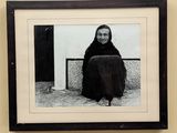 photographie en noir et blanc d'une femme assise sur un banc