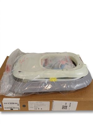 emballage d'un micro-ondes blanc posé sur une boîte en carton
