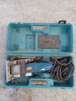 une boîte bleue contenant des outils, posée par terre