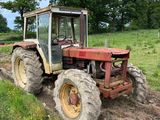 un tracteur enlisé dans la boue