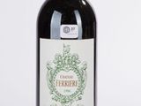 une bouteille de vin posée sur une table