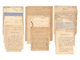 un tas de vieux papiers sur lesquels figurent des inscriptions sur un fond blanc