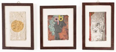 trois tableaux encadrés représentant différents types d'œuvres d'art, accrochés à un mur