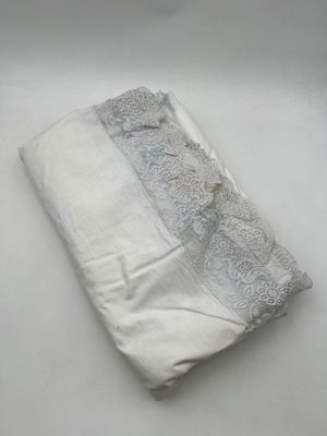 Réunion de quatre grand rideaux blancs, bordures en dentelle…