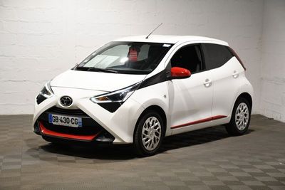 une photo d'une Toyota Yaris blanche garée dans un garage