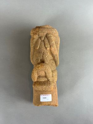 statue d'une femme portant un panier sur la tête