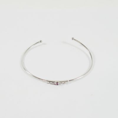 un gros plan d'un bracelet en argent orné de trois petites perles
