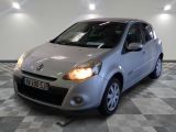 la photo d'une voiture argentée garée dans un garage