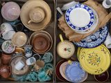 une boîte remplie de différents types d'assiettes et de tasses