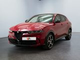 un SUV Alfa rouge garé dans un showroom