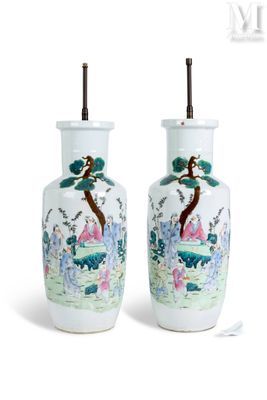 paire de vases chinois avec des oiseaux et des fleurs peints dessus