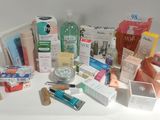 de nombreux types de produits de soins de la peau sur la table