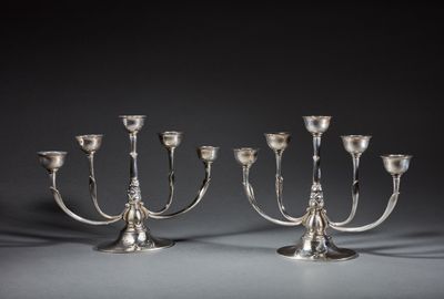 une paire de chandeliers en métal argenté