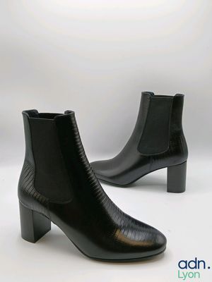 des bottines en cuir noir sur fond blanc