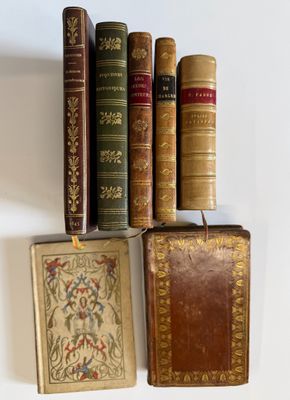 de nombreux livres empilés les uns sur les autres