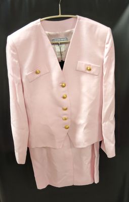 un costume rose avec des boutons dorés sur le devant