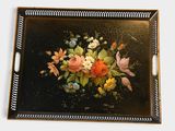un plateau noir orné d'une peinture représentant des fleurs