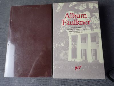 Le livre est posé sur une table, à côté d'une paire de ciseaux.
