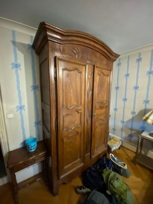 Une importante ARMOIRE à deux portes en bois mouluré. Travai…