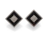 une paire de boucles d'oreilles en diamant noir et blanc sur fond blanc
