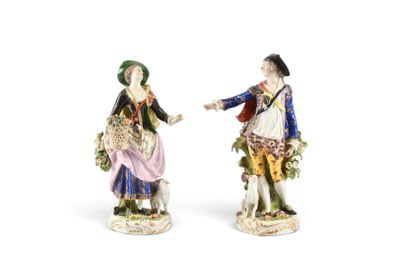 deux figurines représentant un homme et une femme se tenant la main
