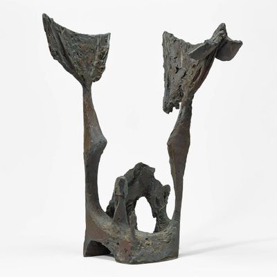 sculpture représentant deux arbres avec un rocher au milieu