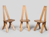 trois chaises en bois, dont l'une est placée de l'autre côté de la chaise