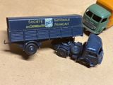 deux camions jouets assis l'un à côté de l'autre
