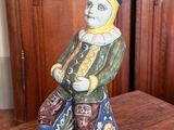 une figurine représentant un homme assis sur une table