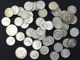 une pile de pièces d'argent sur une surface noire