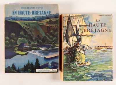 deux livres posés l'un à côté de l'autre sur une table