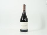 une bouteille de vin posée sur une table