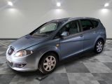la photo d'une voiture argentée garée dans un garage