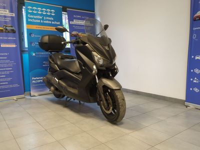 un motocycle garé à l'intérieur d'un bâtiment