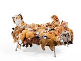 de nombreuses peluches assises sur un banc fait de peluches