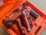 une boîte à outils contenant une agrafeuse et une agrafeuse