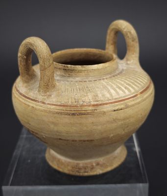 un vase posé sur un socle