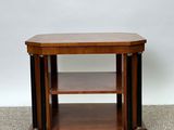 l'image d'une petite table en bois surmontée d'une étagère