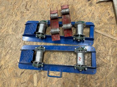 two different types of lifting devices on a wooden floor