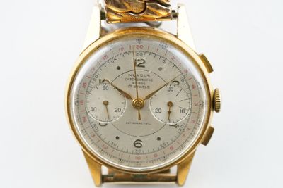 une montre-bracelet en or avec une chaîne autour d'elle