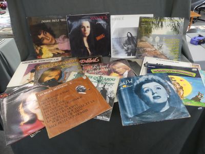 Dans un sac cabas, ensemble de disques vinyles 33Tessentiell…