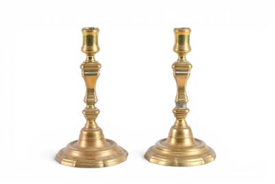 paire de chandeliers anciens en laiton sur fond blanc