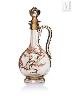 une image représentant une carafe en verre ornée d'un dragon