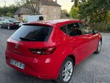 l'arrière d'une voiture rouge garée sur un parking